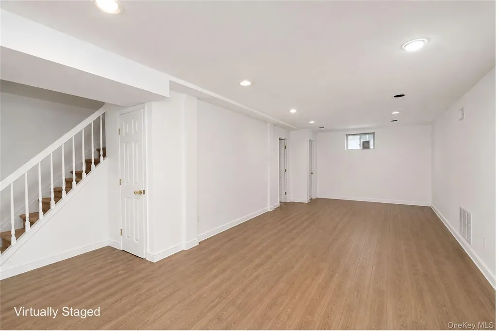 22 Putters Court Staten Island NY 10301