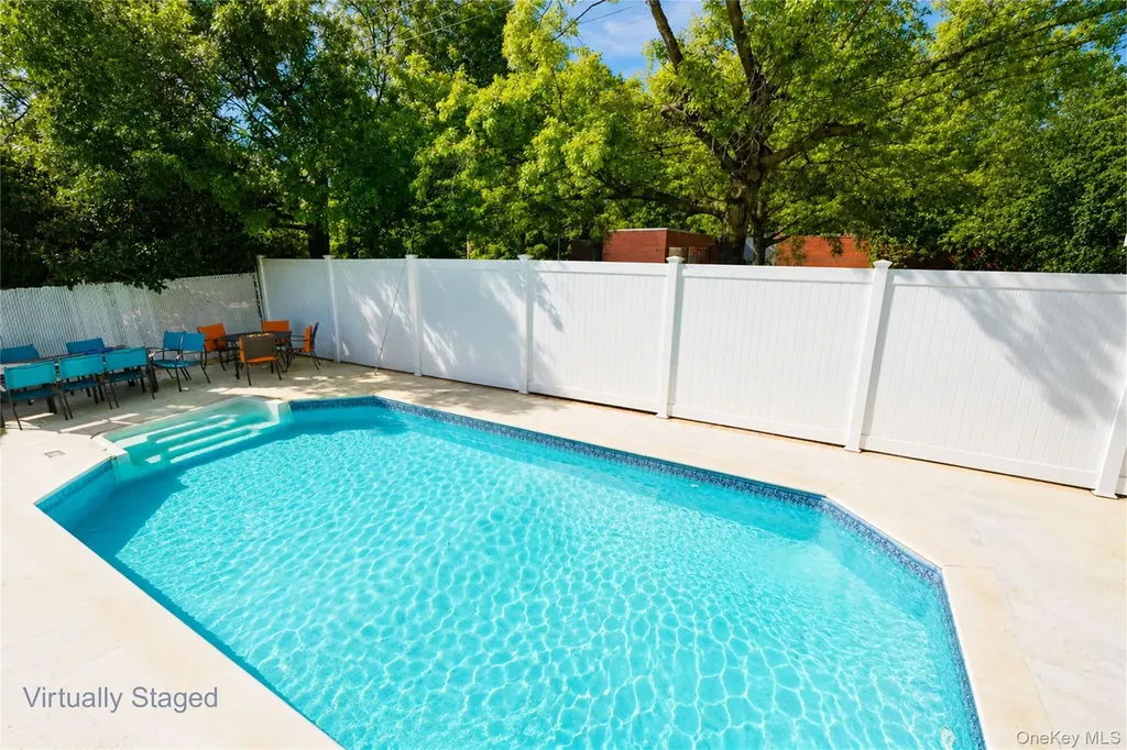 22 Putters Court Staten Island NY 10301
