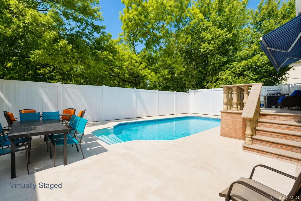 22 Putters Court Staten Island NY 10301
