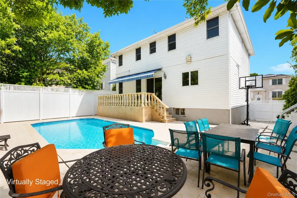 22 Putters Court Staten Island NY 10301