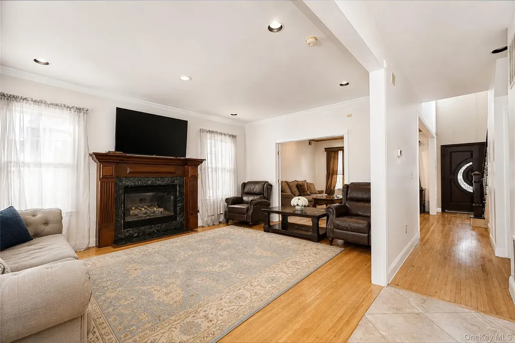 22 Putters Court Staten Island NY 10301