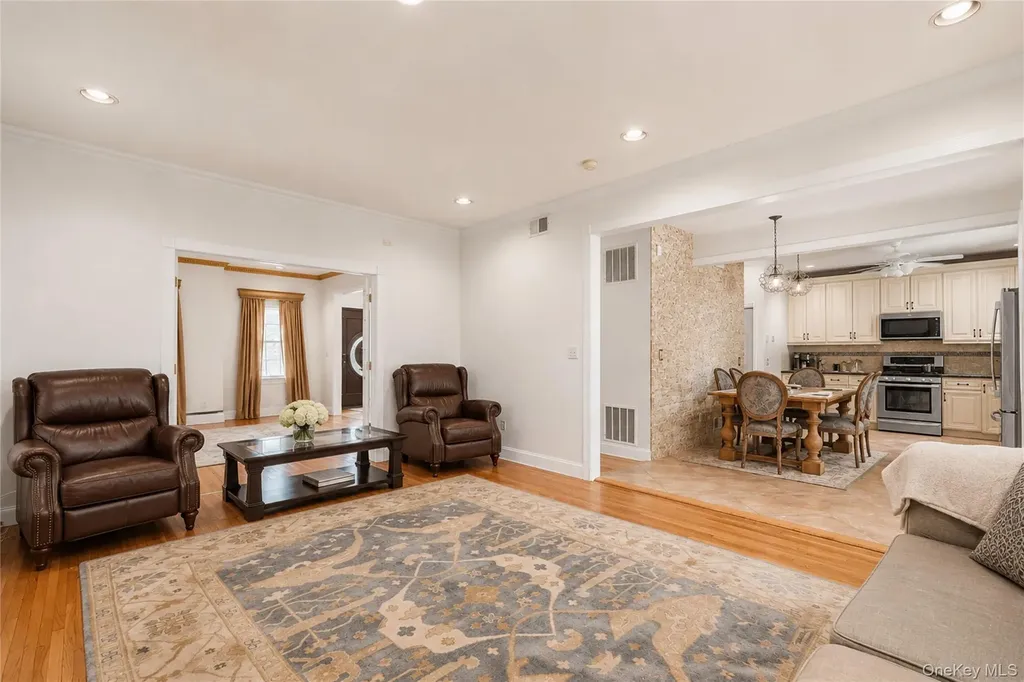 22 Putters Court Staten Island NY 10301