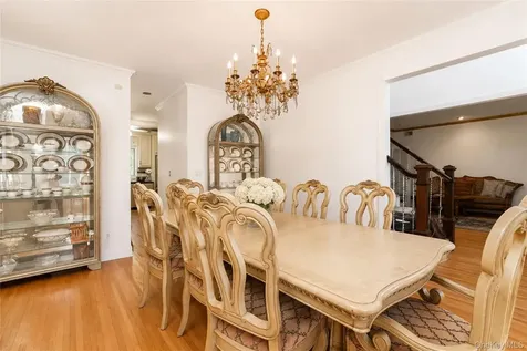 22 Putters Court Staten Island NY 10301