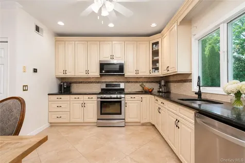 22 Putters Court Staten Island NY 10301