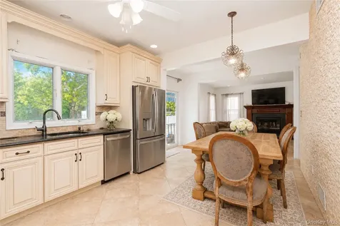 22 Putters Court Staten Island NY 10301