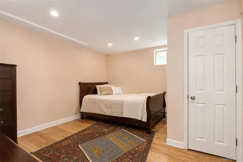 22 Putters Court Staten Island NY 10301