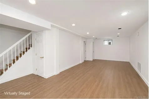 22 Putters Court Staten Island NY 10301
