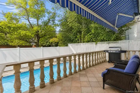 22 Putters Court Staten Island NY 10301