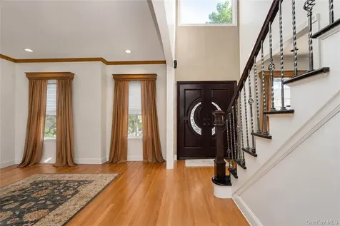 22 Putters Court Staten Island NY 10301