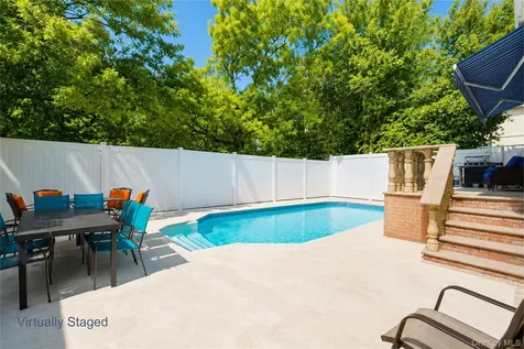 22 Putters Court Staten Island NY 10301