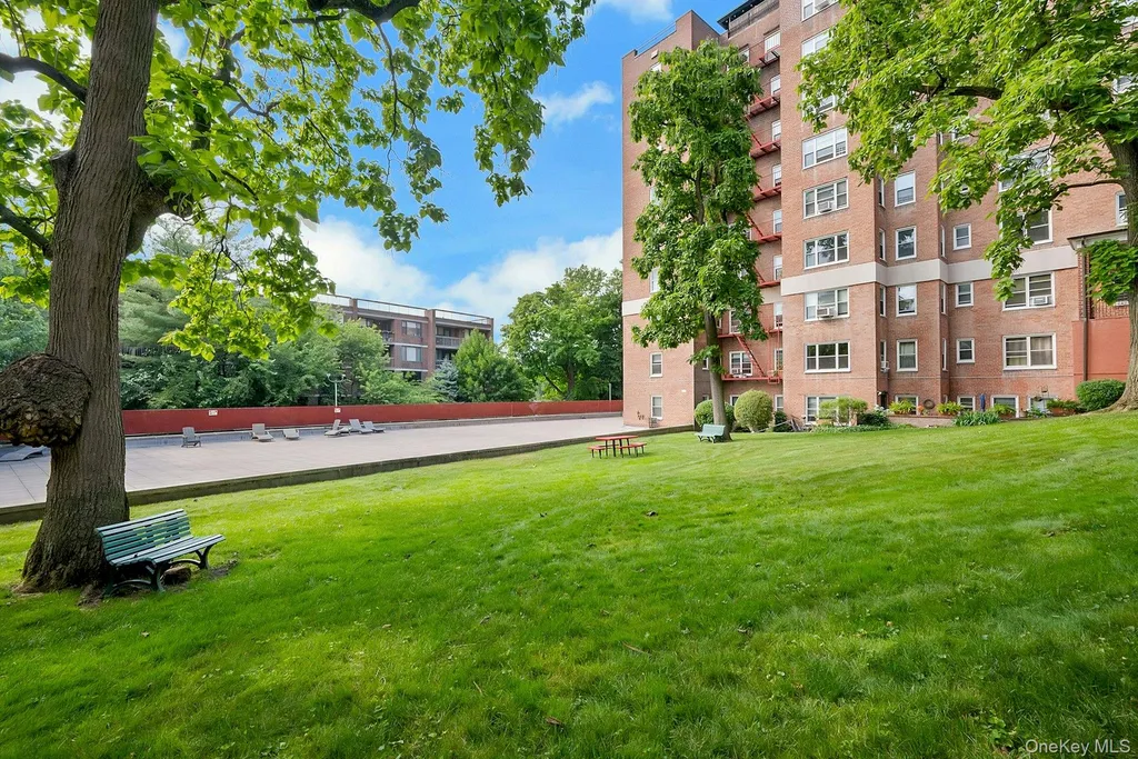 280 Collins Avenue Fleetwood NY 10552
