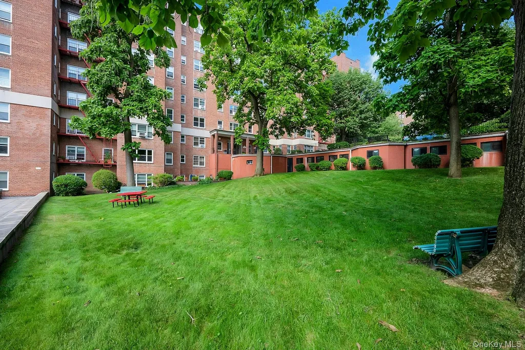 280 Collins Avenue Fleetwood NY 10552