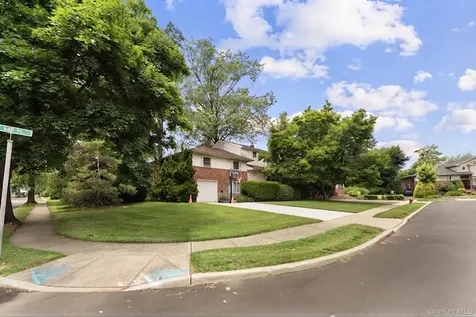 9 Ash Place New Hyde Park NY 11040
