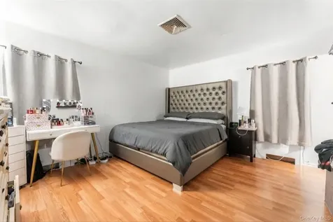 9 Ash Place New Hyde Park NY 11040