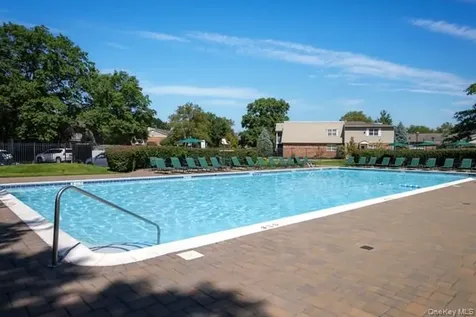 125 Westwood Drive Westbury NY 11590