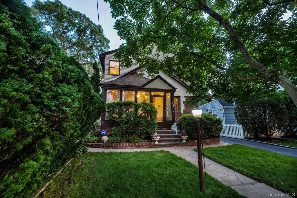 179 Scarcliffe Drive Malverne NY 11565