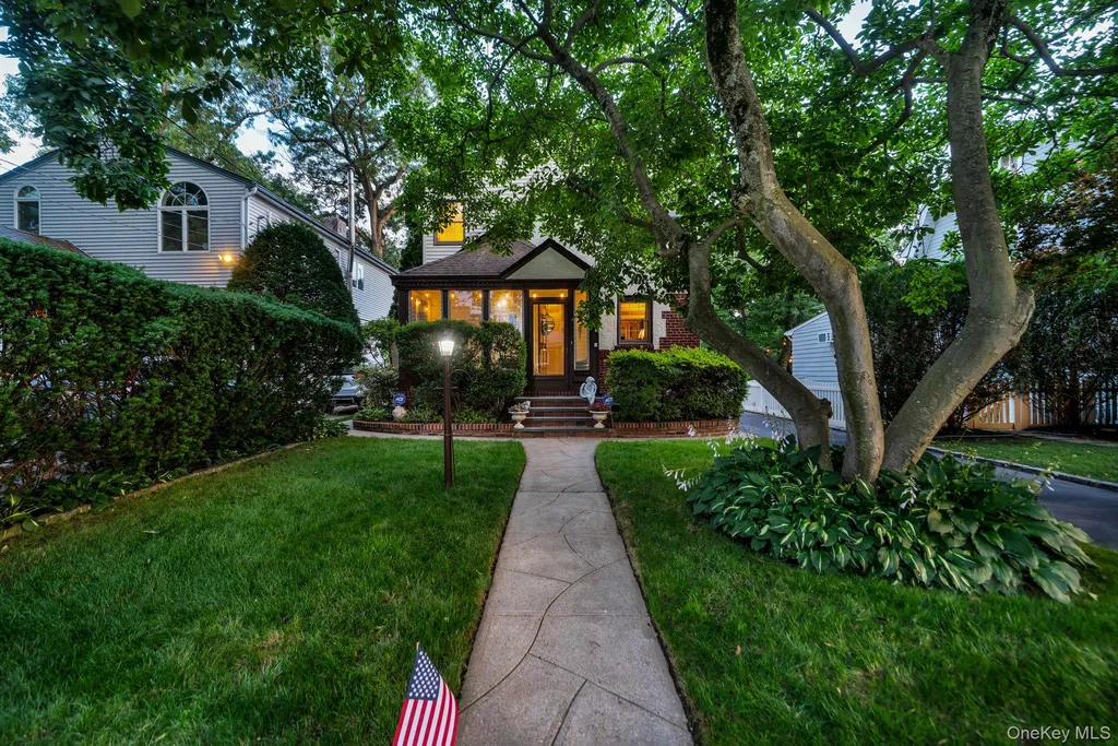179 Scarcliffe Drive Malverne NY 11565