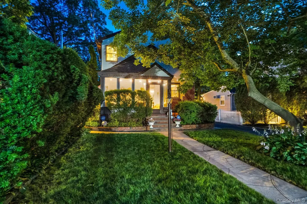 179 Scarcliffe Drive Malverne NY 11565