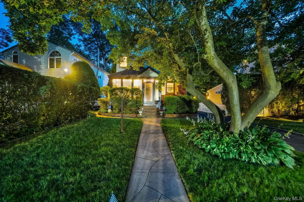 179 Scarcliffe Drive Malverne NY 11565