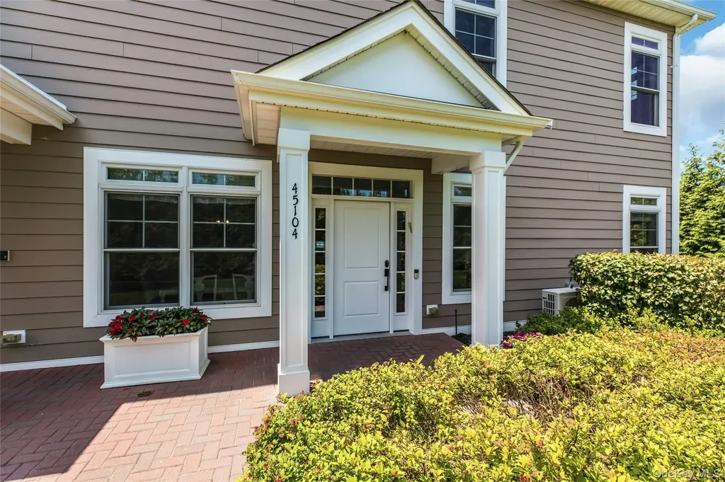 45104 Silver Birch Lane Plainview NY 11803