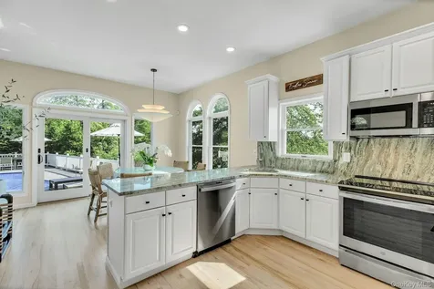 56 S Country Road Westhampton NY 11977
