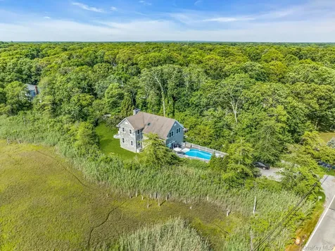 56 S Country Road Westhampton NY 11977