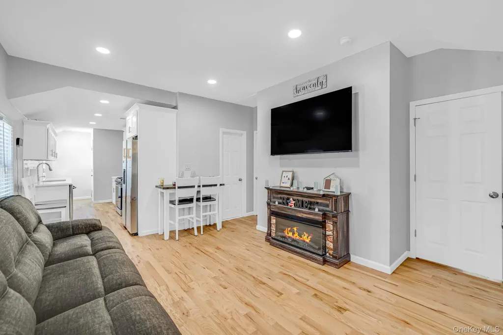 86 Eastview Road Ronkonkoma NY 11779