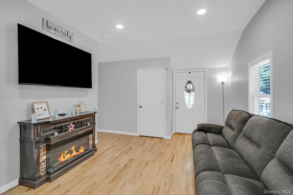 86 Eastview Road Ronkonkoma NY 11779