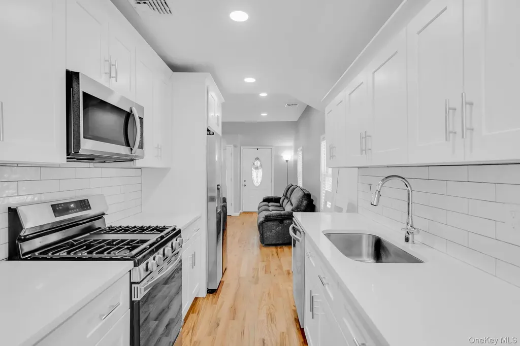 86 Eastview Road Ronkonkoma NY 11779