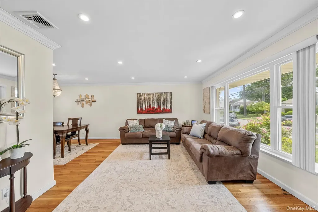 16 Cumberland Road Jericho NY 11753