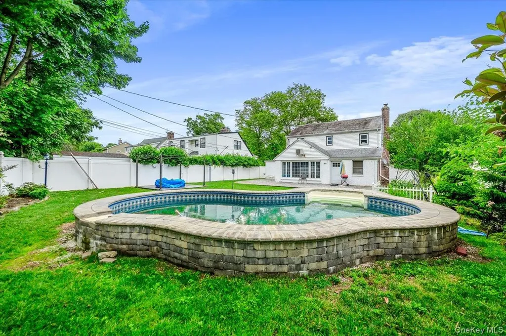 295 Maryland Avenue Freeport NY 11520