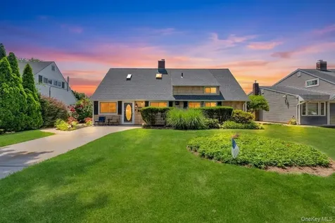 26 Berry Lane Hicksville NY 11801