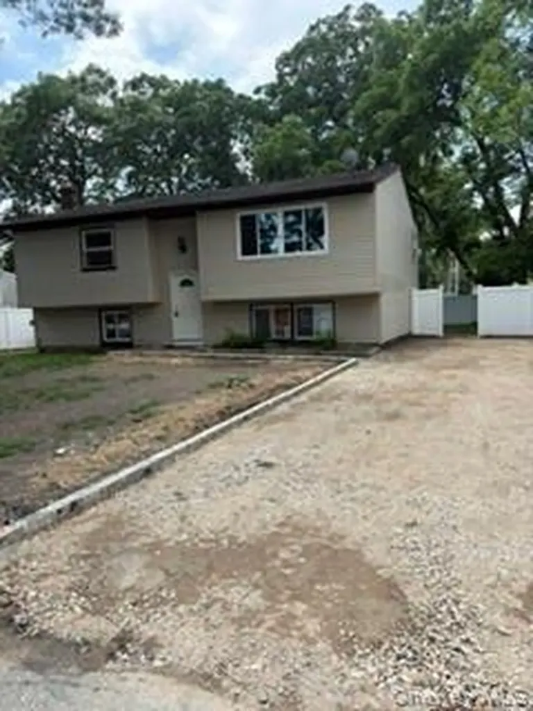 84 N 17th Street Wheatley Heights NY 11798