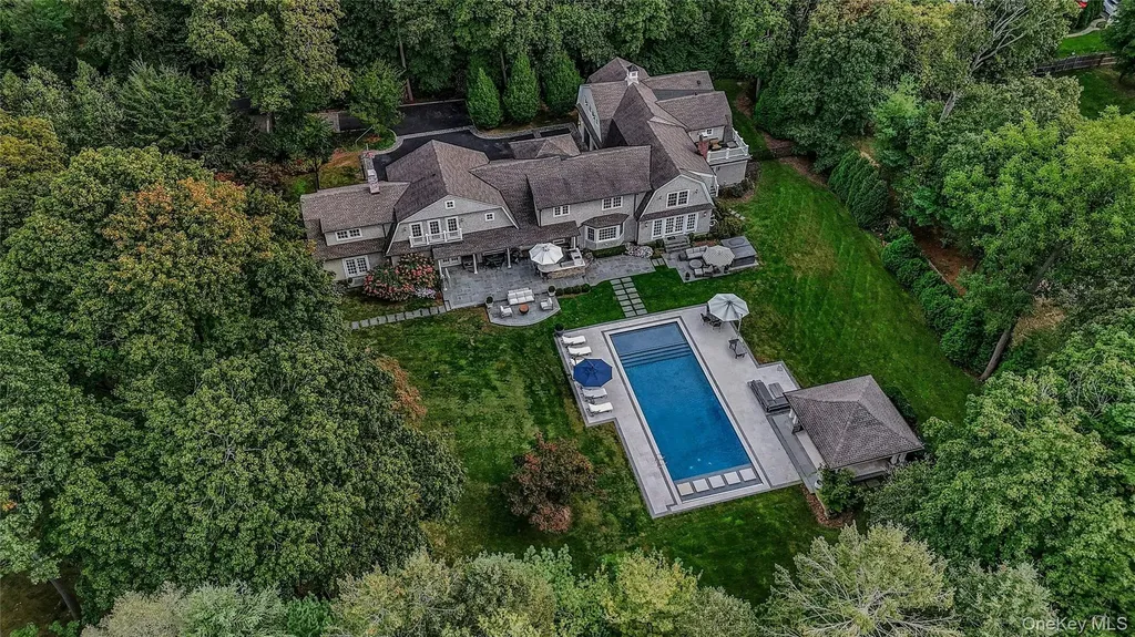 192 Burtis Lane Muttontown NY 11791