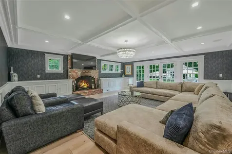 192 Burtis Lane Muttontown NY 11791