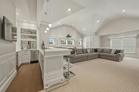 192 Burtis Lane Muttontown NY 11791