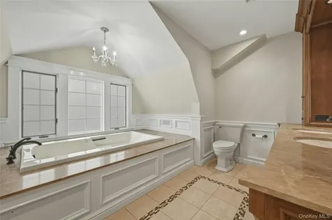 192 Burtis Lane Muttontown NY 11791