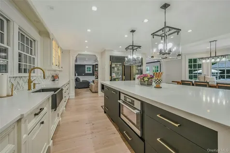 192 Burtis Lane Muttontown NY 11791