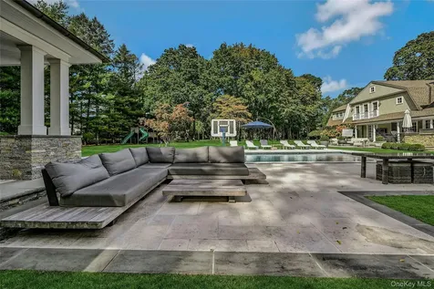 192 Burtis Lane Muttontown NY 11791