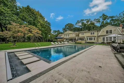192 Burtis Lane Muttontown NY 11791