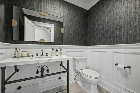 192 Burtis Lane Muttontown NY 11791