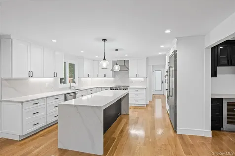 6 Clearmeadow Court Woodbury NY 11797