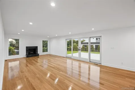 6 Clearmeadow Court Woodbury NY 11797