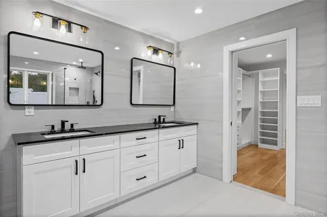 6 Clearmeadow Court Woodbury NY 11797