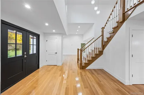6 Clearmeadow Court Woodbury NY 11797