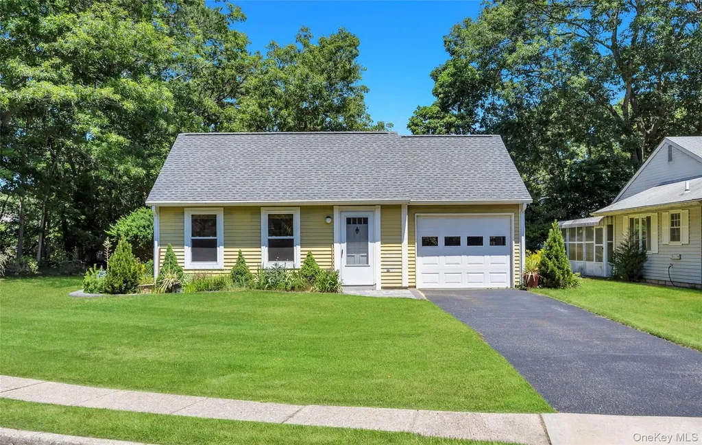 338 Edinburgh Drive Ridge NY 11961