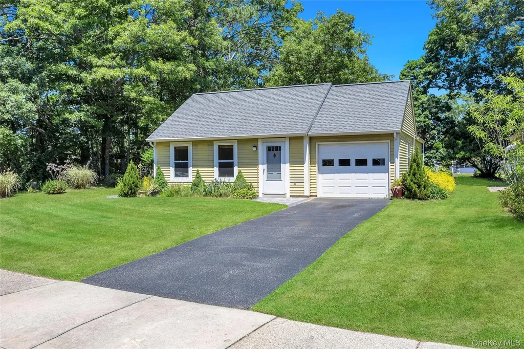 338 Edinburgh Drive Ridge NY 11961
