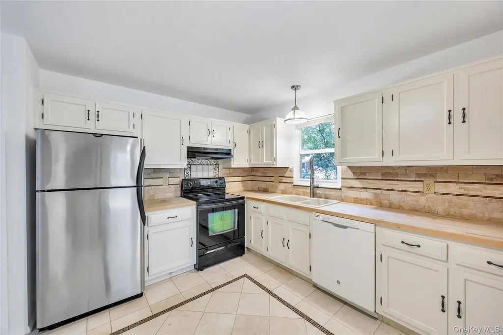 338 Edinburgh Drive Ridge NY 11961