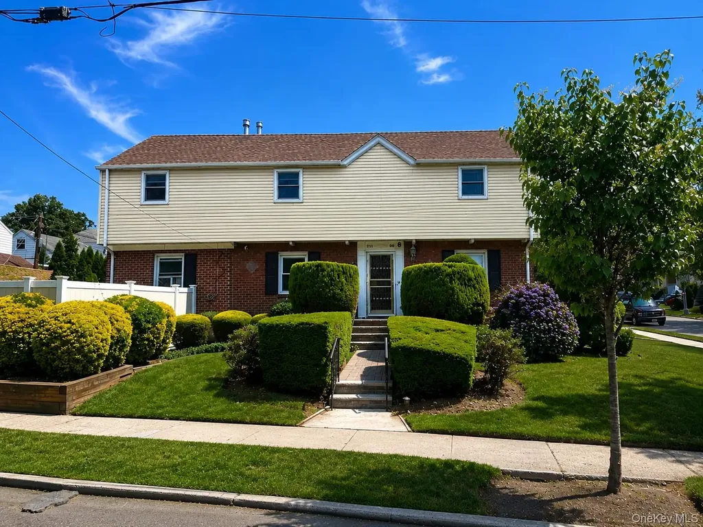 21104 Richland Avenue Oakland Gardens NY 11364