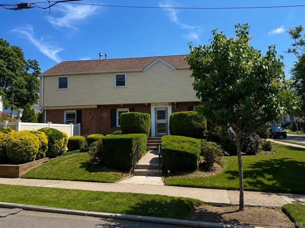 21104 Richland Avenue Oakland Gardens NY 11364